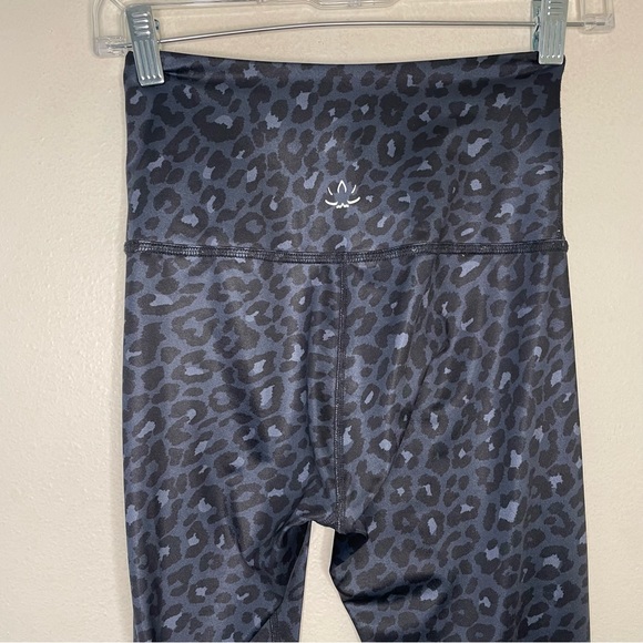 Beyond Yoga Leggings Size Small Black Gray Leopard Print - Picture 3 of 5